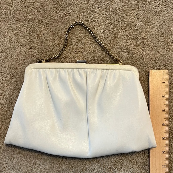 Vintage 1960s Ande’ White Faux Leather Handbag with Hinged Frame - Picture 2 of 12